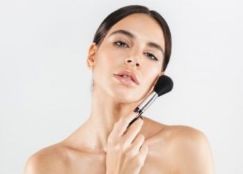 4 Tell-tale Signs That Indicate You Must Replace Your Makeup