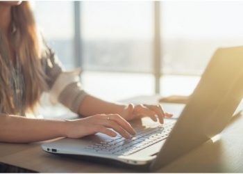 5 Advantages and Disadvantages of Outsourcing Writers