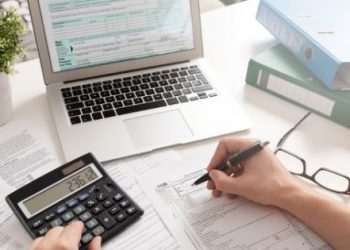 How Much Do Tax Accounts Make